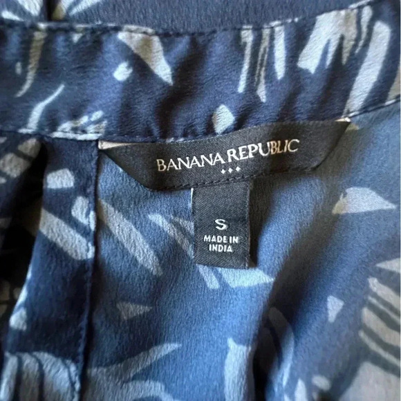 BANANA REPUBLIC NWOT SLEEVELESS SLIT FRONT TOP | SIZE: SMALL - Picture 8 of 8